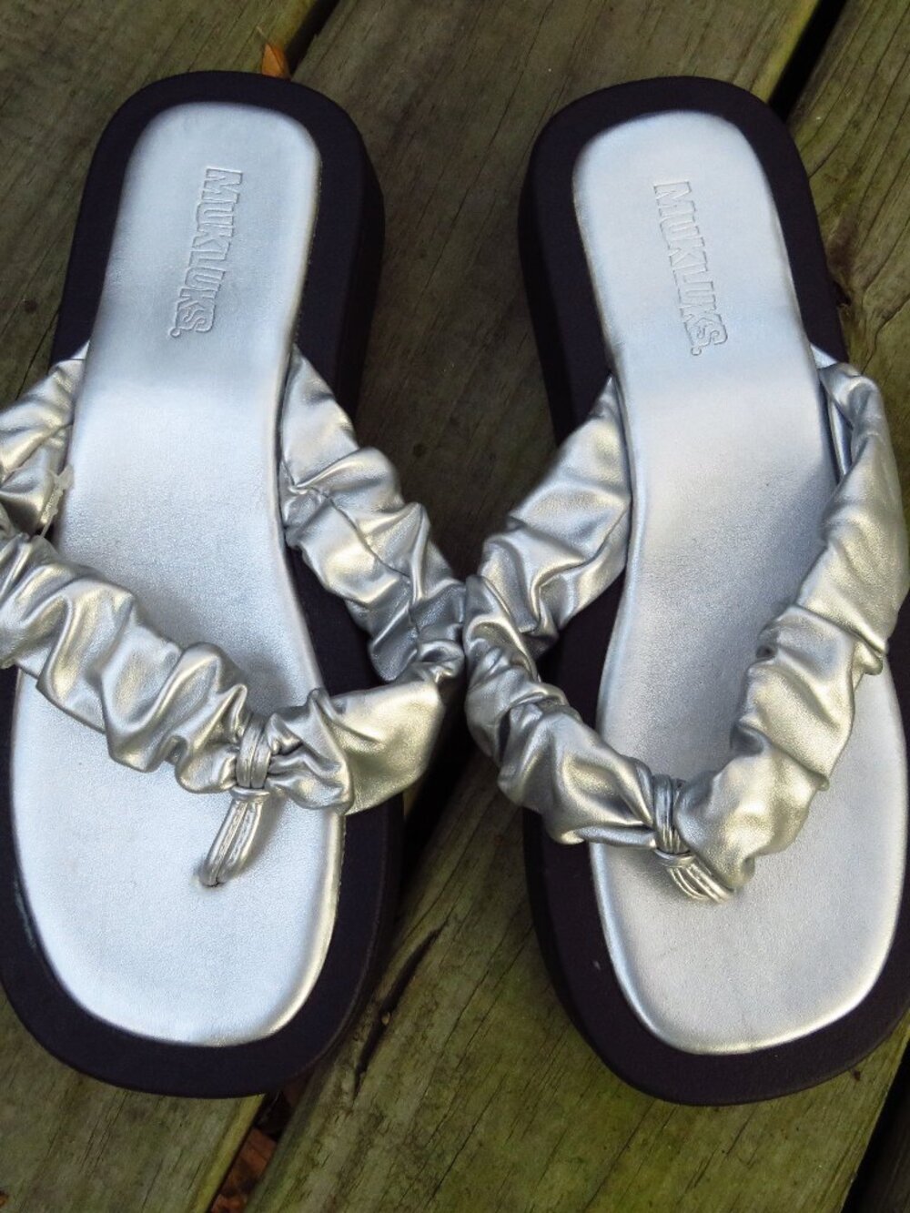 New Mucklucks Size 9 Silver Sandals
